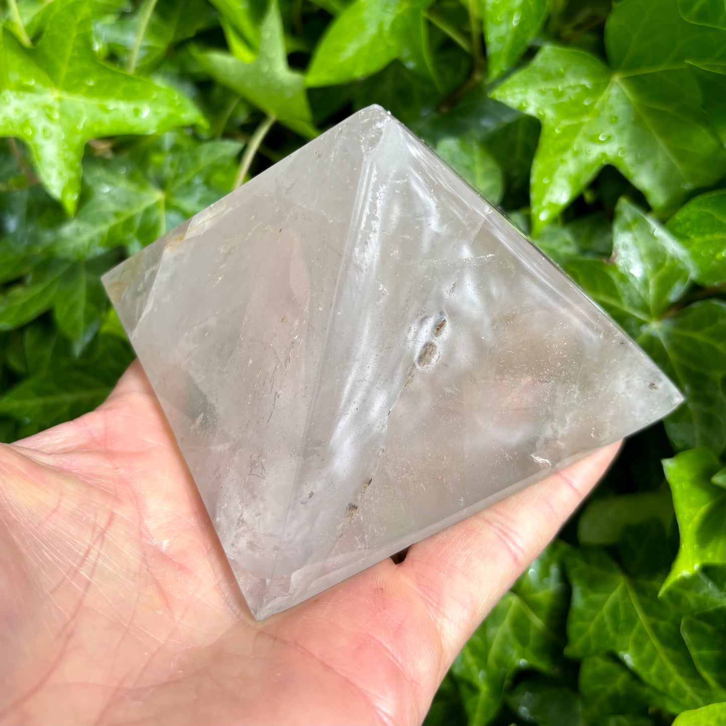 Bjergkrystal pyramide 10 x 6 cm | defekt spids Bjergkrystal pyramide 10 x 6 cm | defekt spids