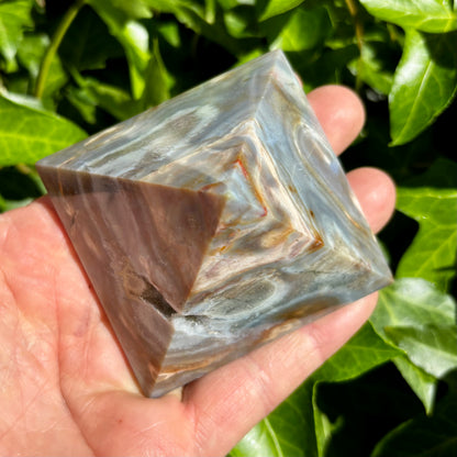 Ocean Jaspis pyramide 7,5 x 5,5 cm | med krystalgrotte