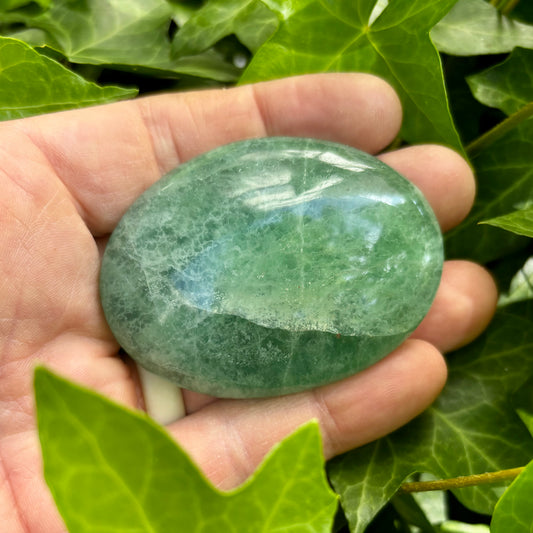 Billede af Grøn fluorit palmstone 6,9 cm | dyb grøn