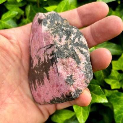 Rhodonit pink, en side poleret 9 cm, flot liggende