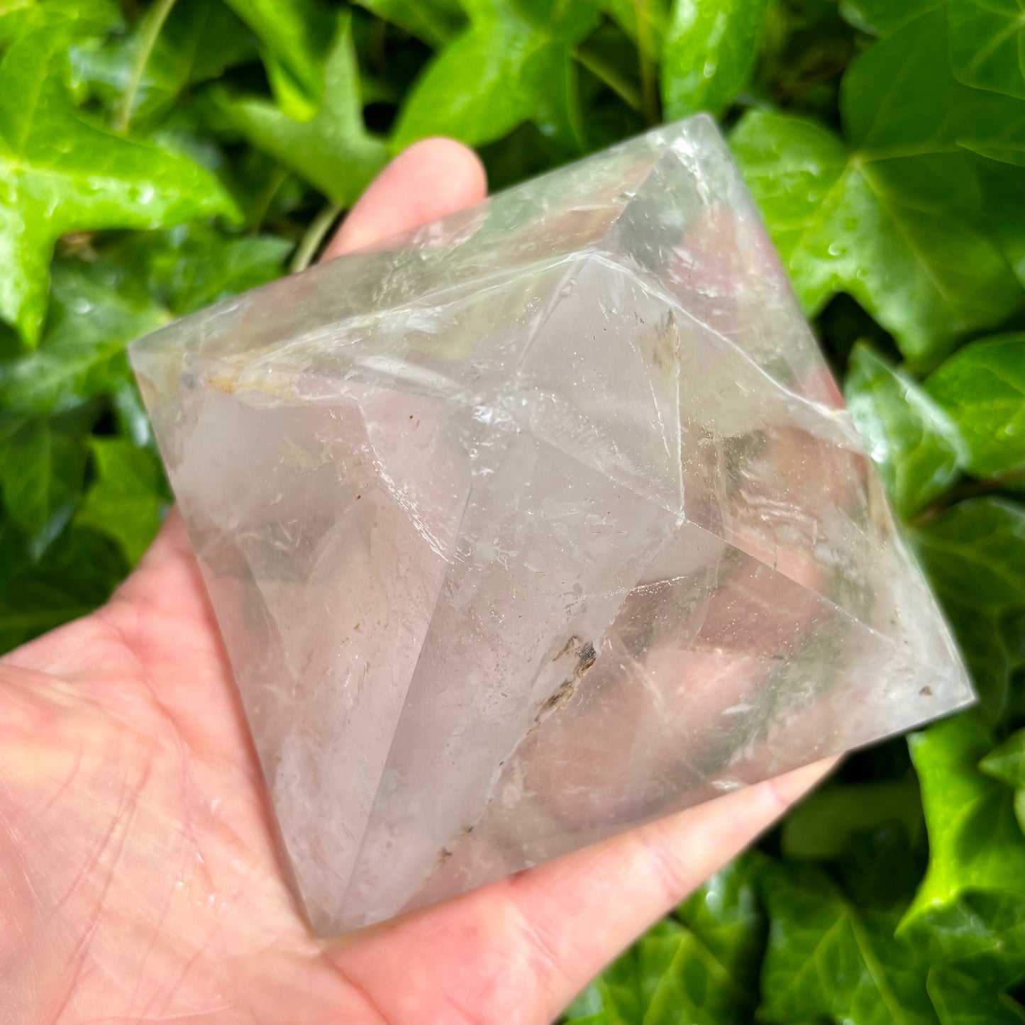 Bjergkrystal pyramide 10 x 6 cm | defekt spids Bjergkrystal pyramide 10 x 6 cm | defekt spids
