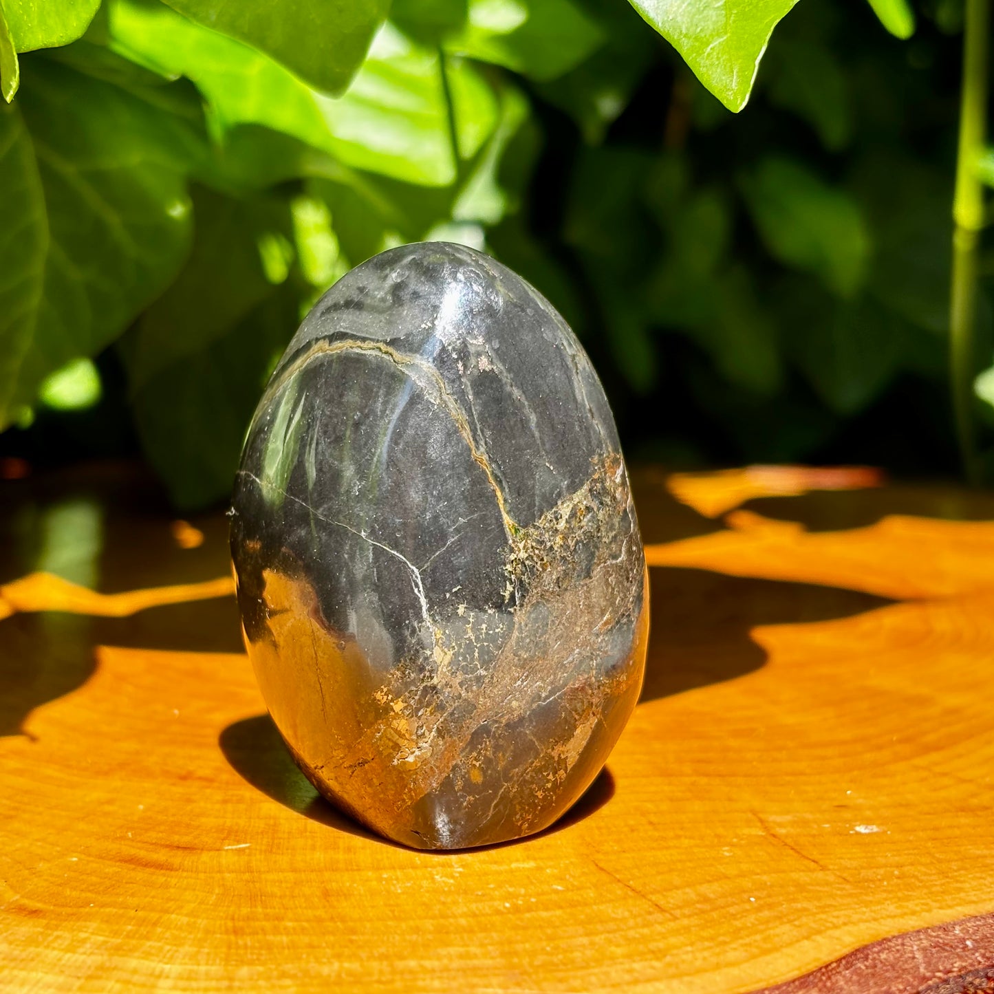 Pyrit i basalt skulptur 6 cm Pyrit i basalt skulptur 6 cm