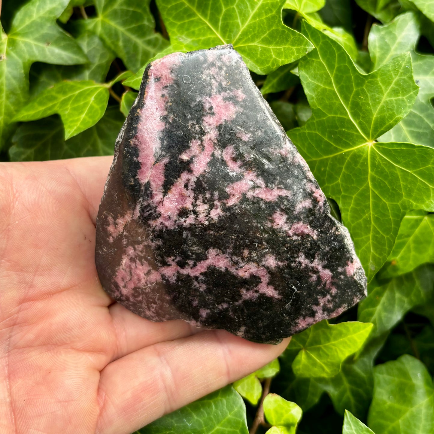 Rhodonit pink, en side poleret 9 cm, flot hvilende Rhodonit pink, en side poleret 9 cm, flot hvilende