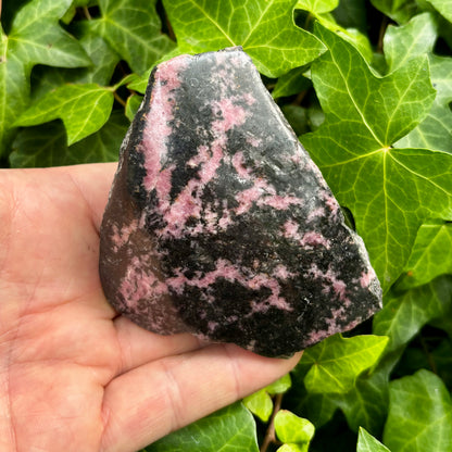 Rhodonit pink, en side poleret 9 cm, flot hvilende