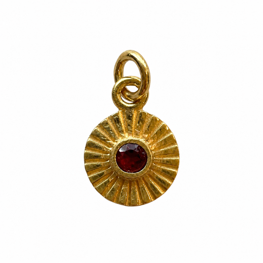 Billede af Garnet sunburst charm – 18k forgyldt sølv vedhæng