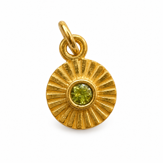 Billede af Peridot sunburst charm – 18k forgyldt sølv vedhæng