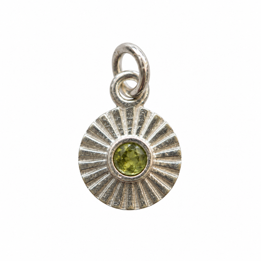 Billede af Peridot sunburst charm – 925 Sølv vedhæng