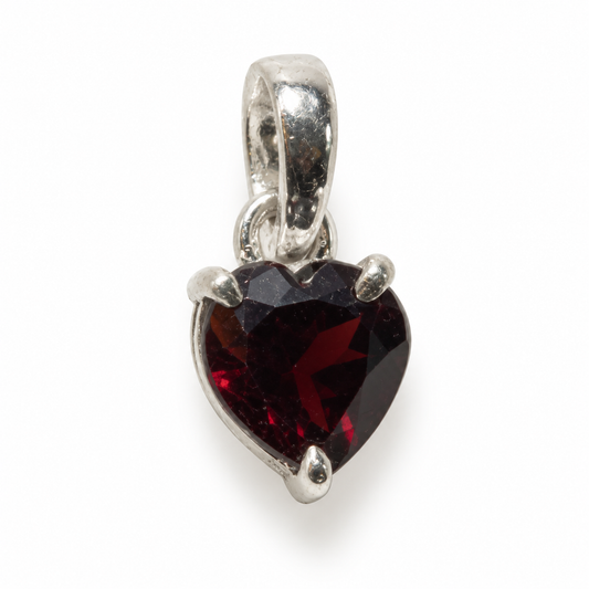 Billede af Garnet facet hjerte charm – 925 sølv vedhæng
