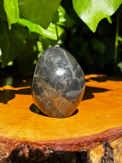 Pyrit i basalt skulptur 6 cm