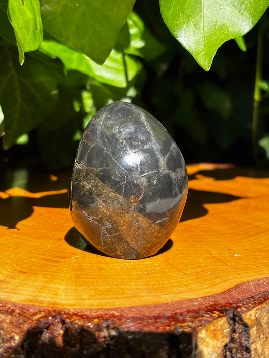 Billede af Pyrit i basalt skulptur 6 cm