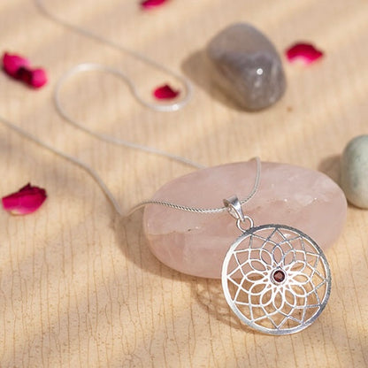 Lotus vedhæng | 925 Sterling Sølv, med granat