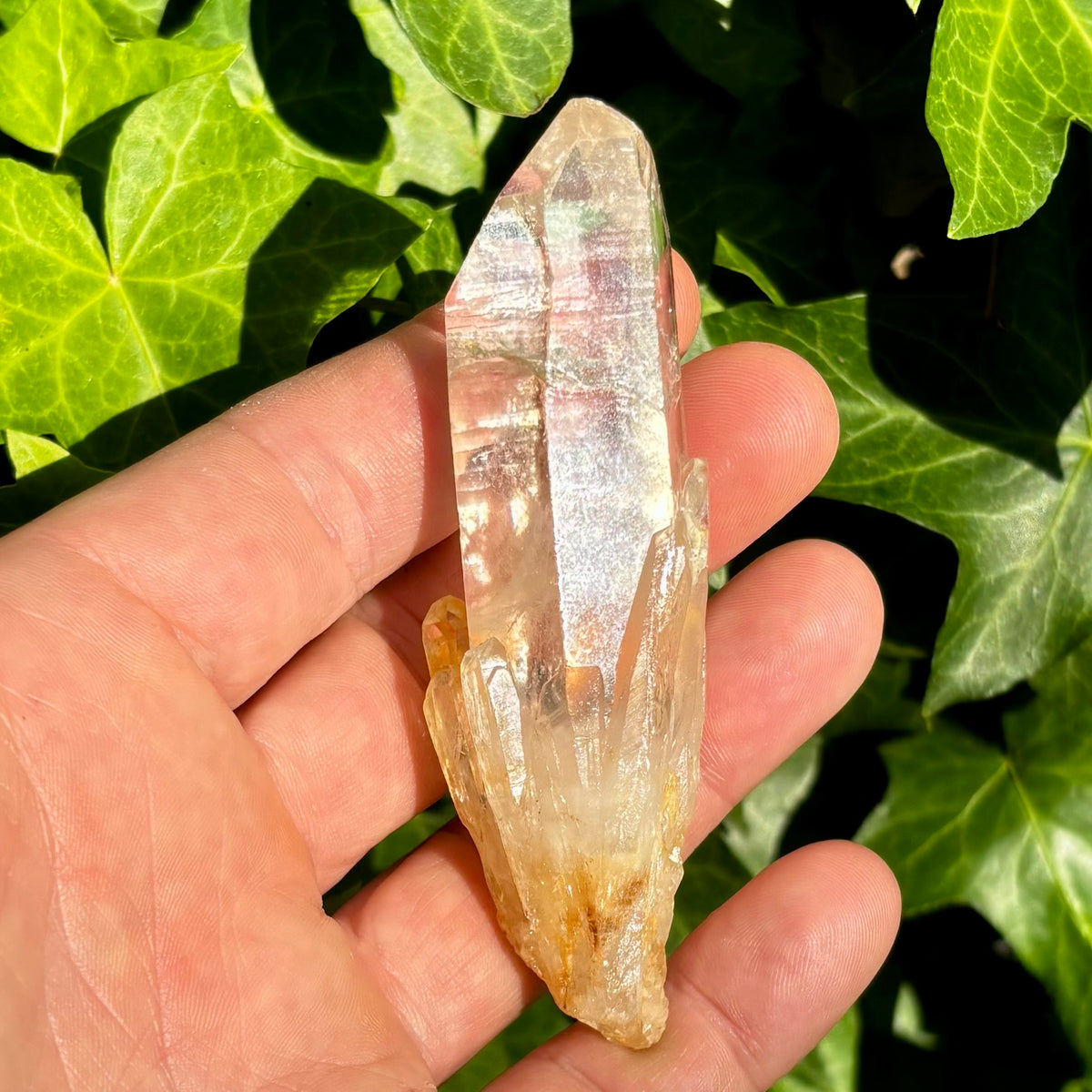 Bjergkrystal spids, ultra klar, særlig termination, og gylden 9,5 cm Bjergkrystal spids, ultra klar, særlig termination, og gylden 9,5 cm