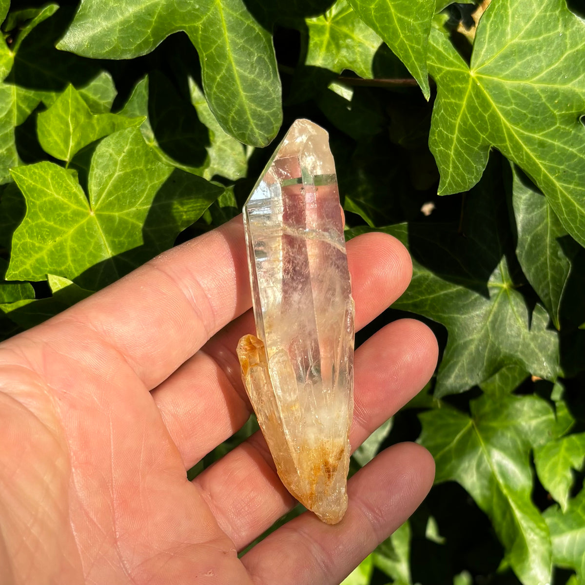 Bjergkrystal spids, ultra klar, særlig termination, og gylden 9,5 cm Bjergkrystal spids, ultra klar, særlig termination, og gylden 9,5 cm