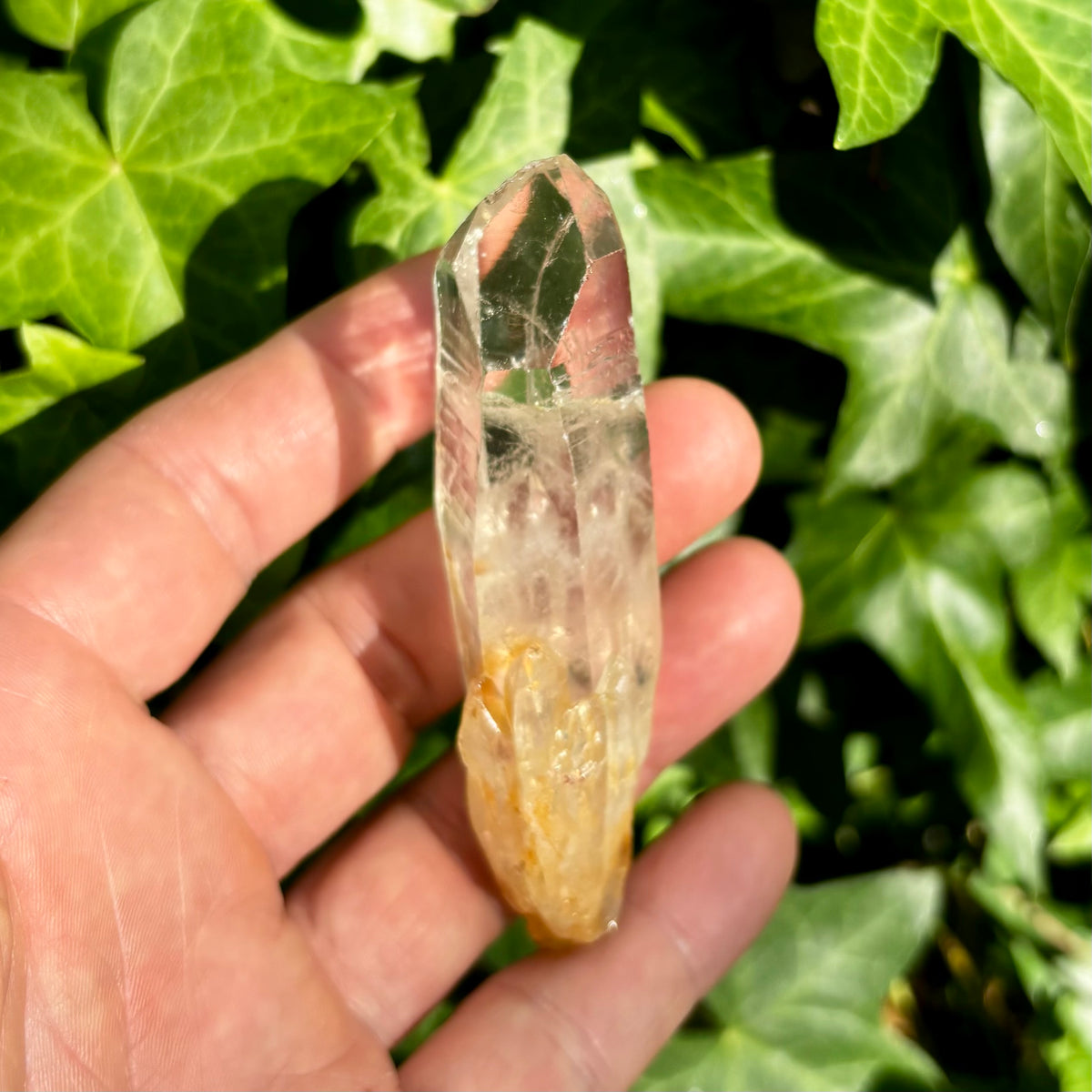 Bjergkrystal spids, ultra klar, særlig termination, og gylden 9,5 cm Bjergkrystal spids, ultra klar, særlig termination, og gylden 9,5 cm