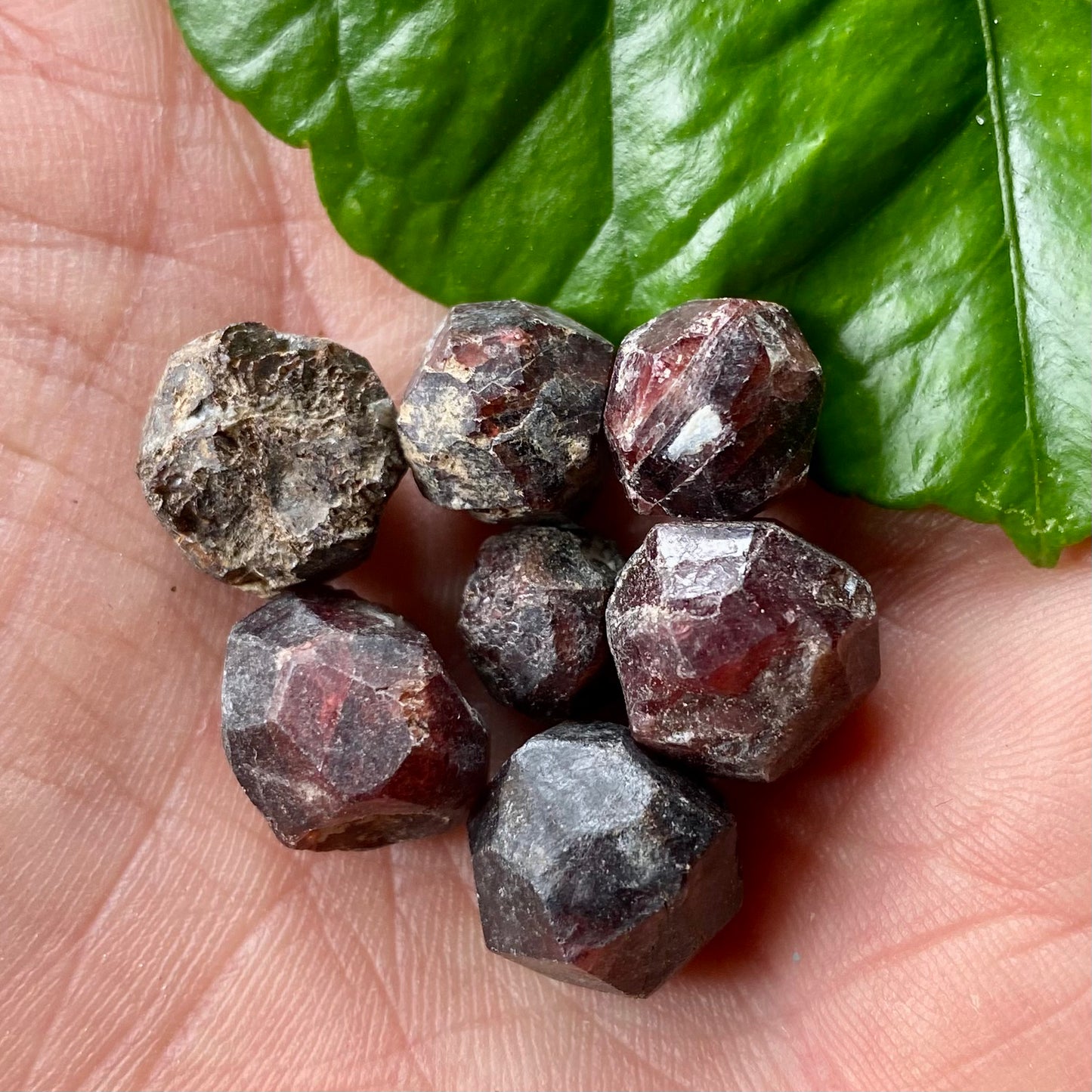Granat / garnet - naturlig 1 cm Granat / garnet - naturlig 1 cm