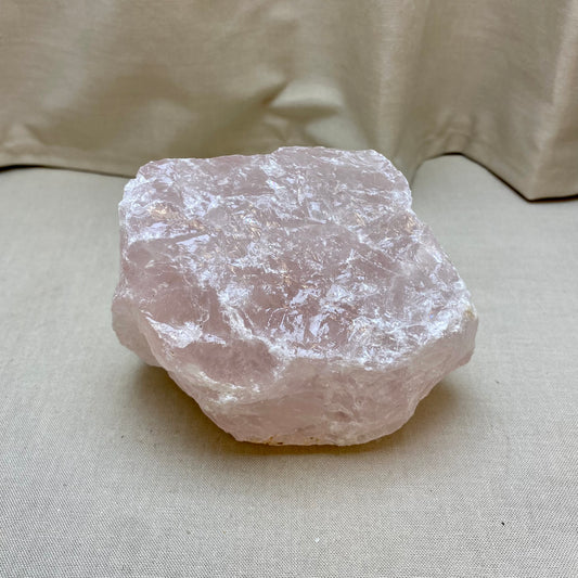 Billede af Rå rosakvarts 9 cm – 658 gram – Brasilien