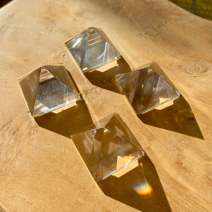 Regnbuekastende kvarts pyramide