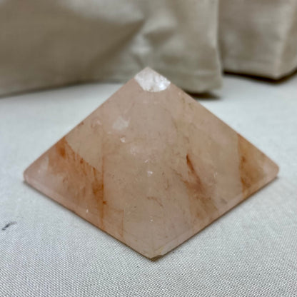 Hæmatoidkvarts pyramide 7 x 4 cm