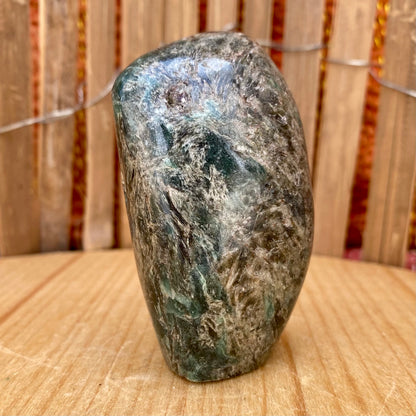 Krom muskovit skulptur  - 7 cm