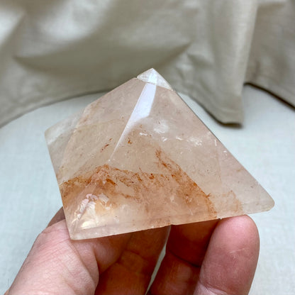 Hæmatoidkvarts pyramide 7 x 4 cm