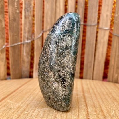 Krom muskovit skulptur  - 7 cm