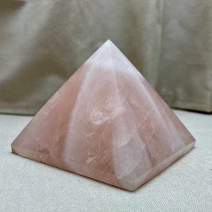 Rosakvarts pyramide 8 × 8 × 6 cm – 406 gram