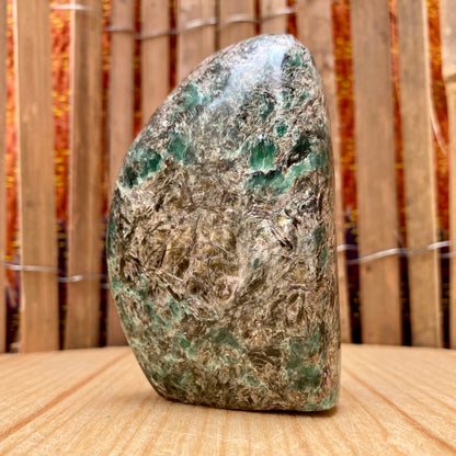 Krom muskovit skulptur 8,5 cm