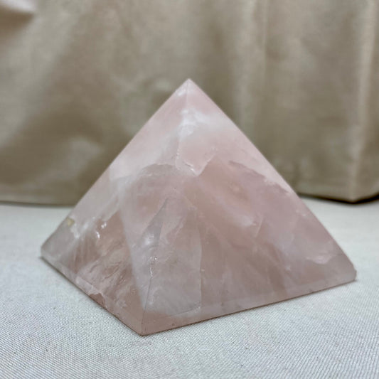 Billede af Rosakvarts pyramide 8 × 8 × 6 cm – 377 gram