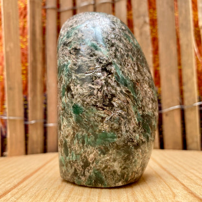 Krom muskovit skulptur 8,5 cm