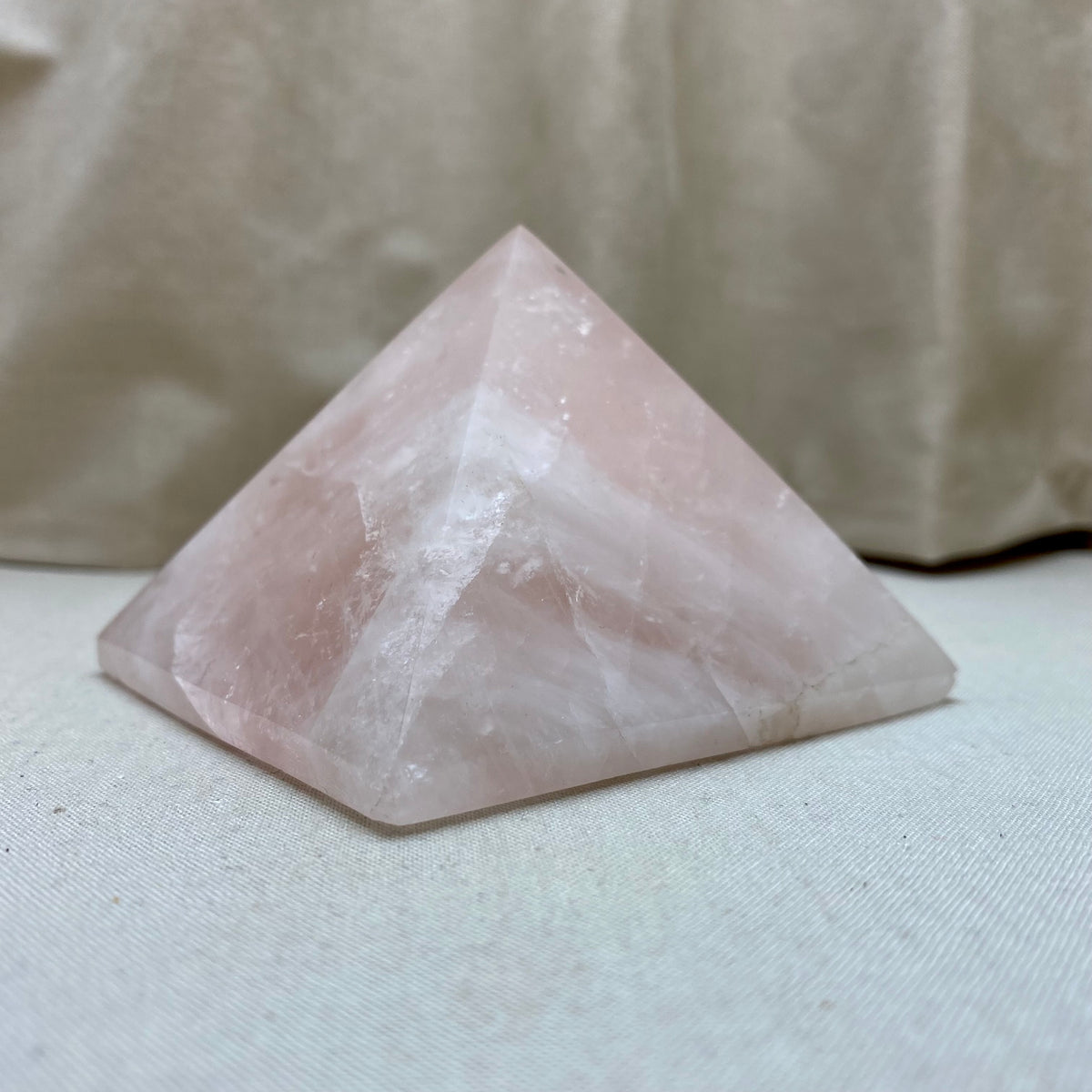 Rosakvarts pyramide 8 × 8 × 6 cm – 415 gram Rosakvarts pyramide 8 × 8 × 6 cm – 415 gram