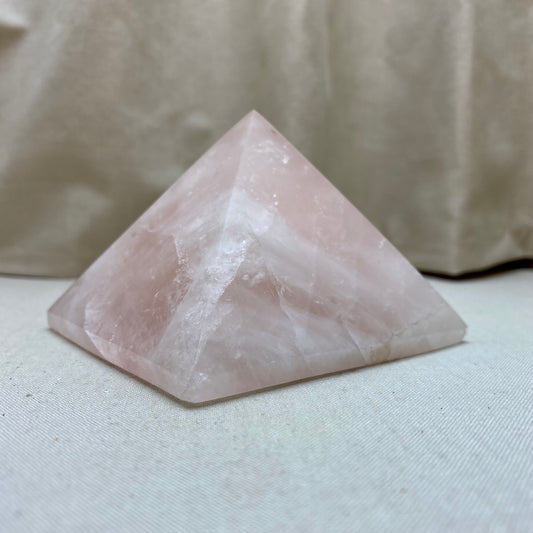 Billede af Rosakvarts pyramide 8 × 8 × 6 cm – 415 gram