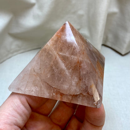 Hæmatoidkvarts pyramide 7,5 x 5 cm