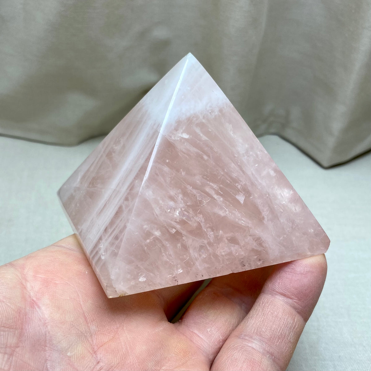 Rosakvarts pyramide 8 × 8 × 6 cm – 406 gram Rosakvarts pyramide 8 × 8 × 6 cm – 406 gram