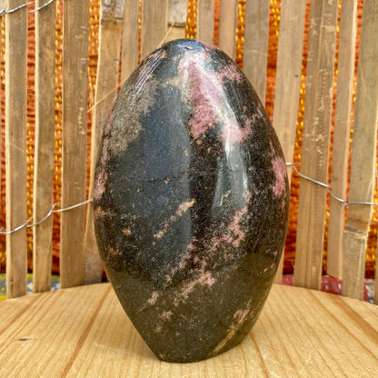 Rhodonite freeform - 13 cm