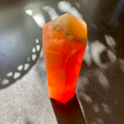 Orange calcit obelisk - 18 cm