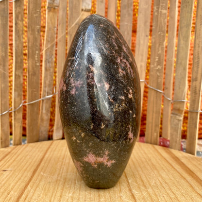Rhodonite freeform - 13 cm