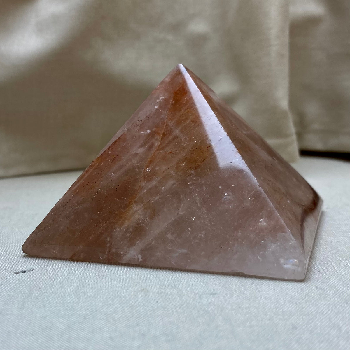 Hæmatoidkvarts pyramide 7,5 x 5 cm Hæmatoidkvarts pyramide 7,5 x 5 cm