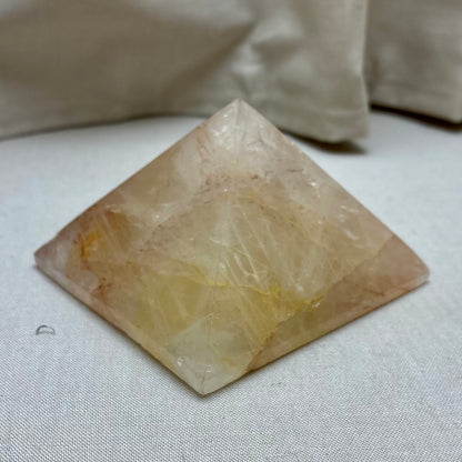 Hæmatoidkvarts pyramide 7,5 x 5 cm